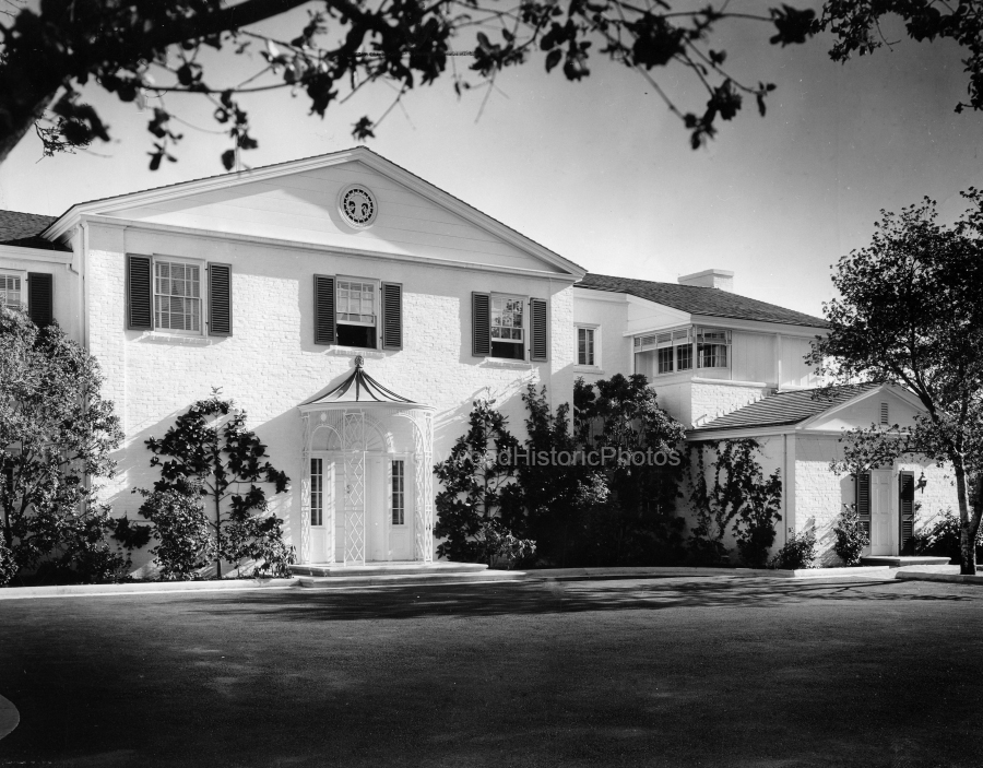 David O Selznick Estate 1936 1050 Summit Dr.jpg